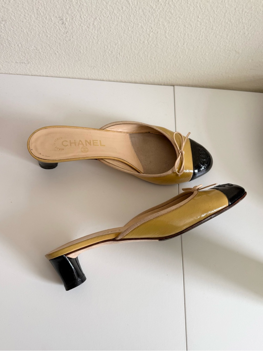CHANEL Yellow and Black Cap-Toe CC Slide Mules EU 39 US 8